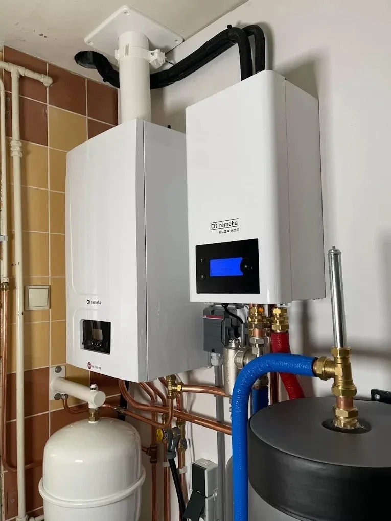 Twee Remeha-ketels aan de muur, met expansievat en boiler eronder